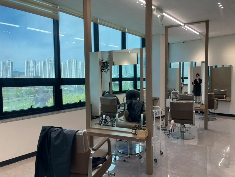 Window view of Okjeong Lake Park from the salon