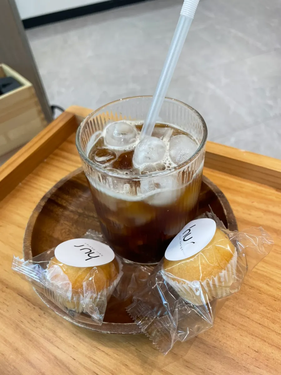 Bread and iced Americano provided at the salon