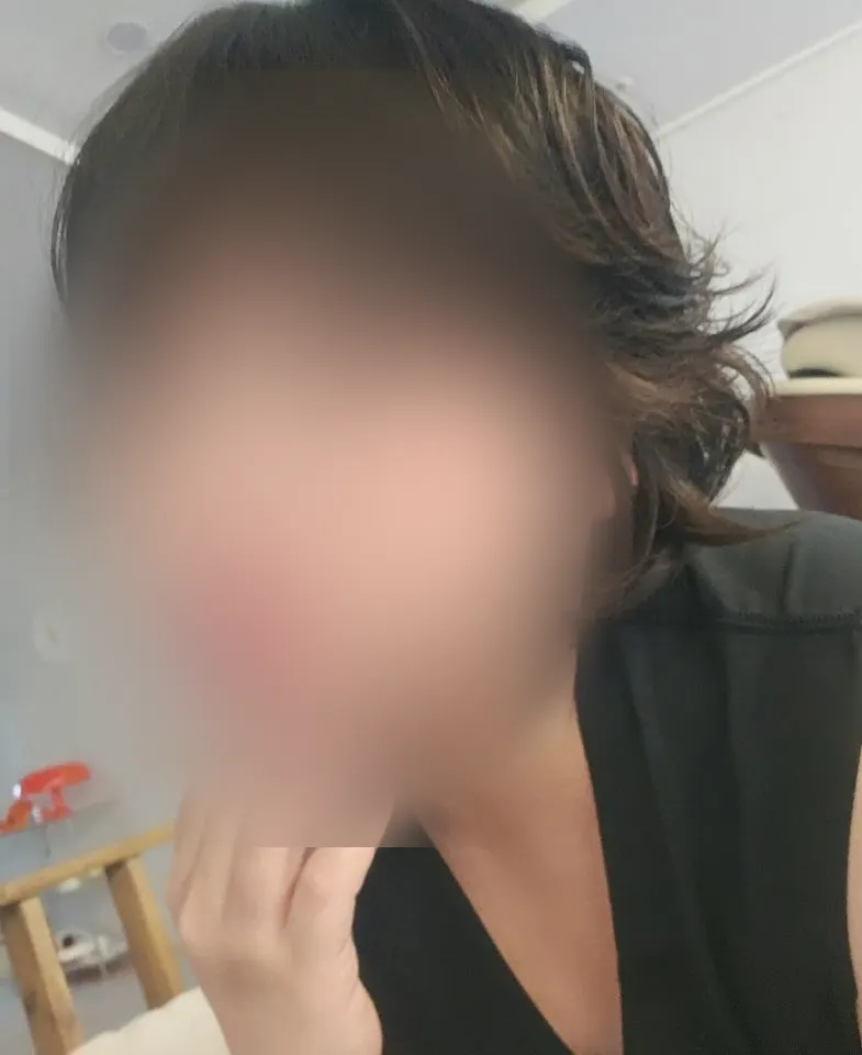 Neatly arranged side line of the bob-length hippie perm