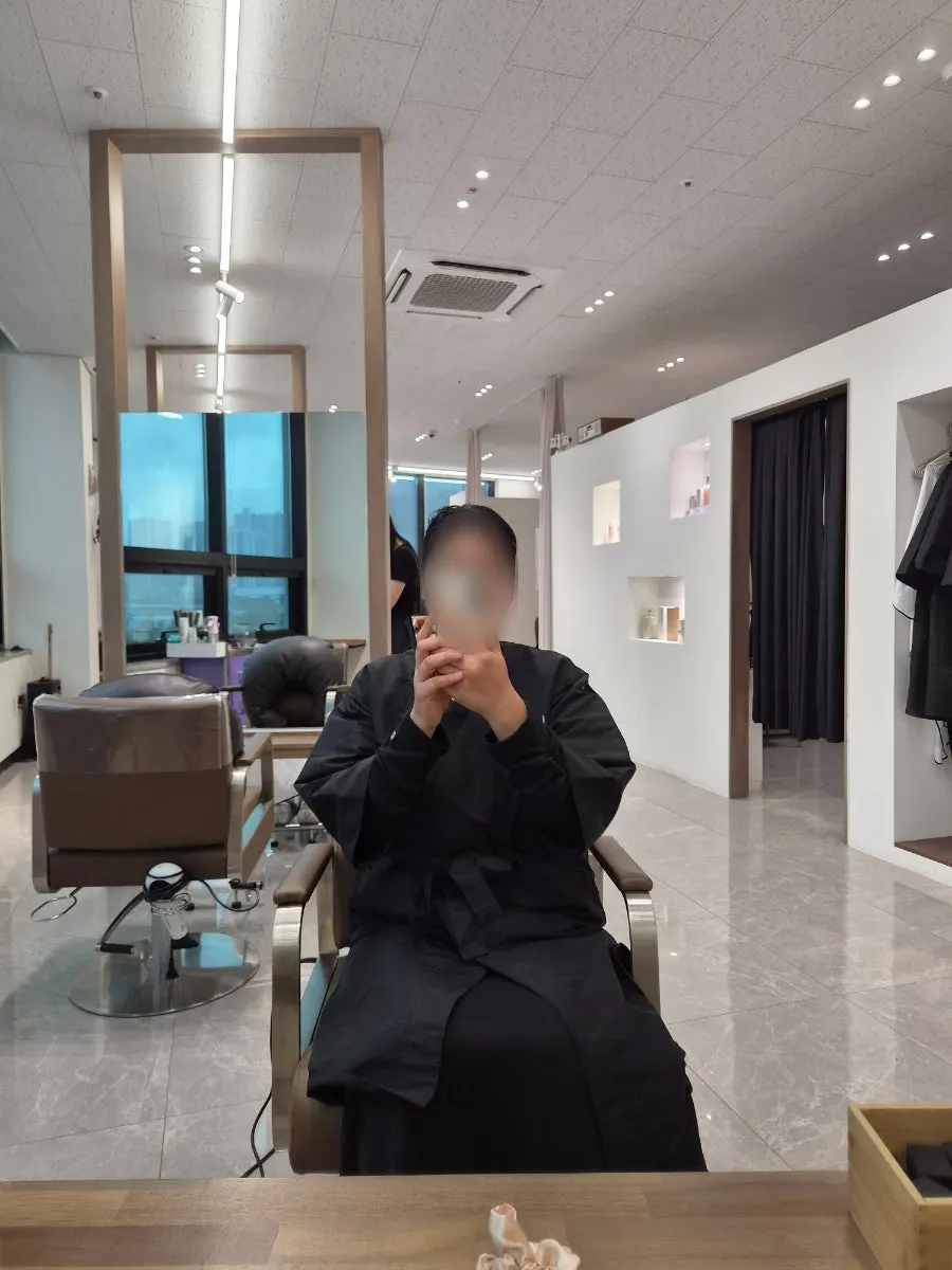 카페 같은 분위기의 미용실 내부