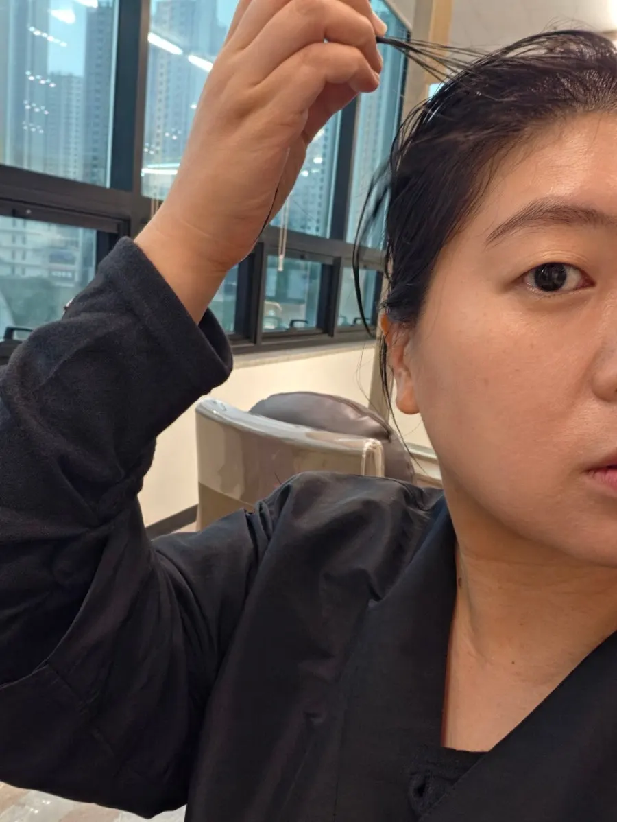 시술 의자에 앉아 대기하는 모습