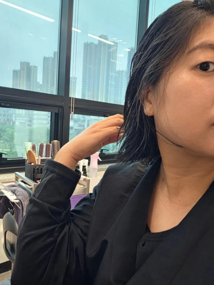 모발 상태 확인과 스타일 상담 장면