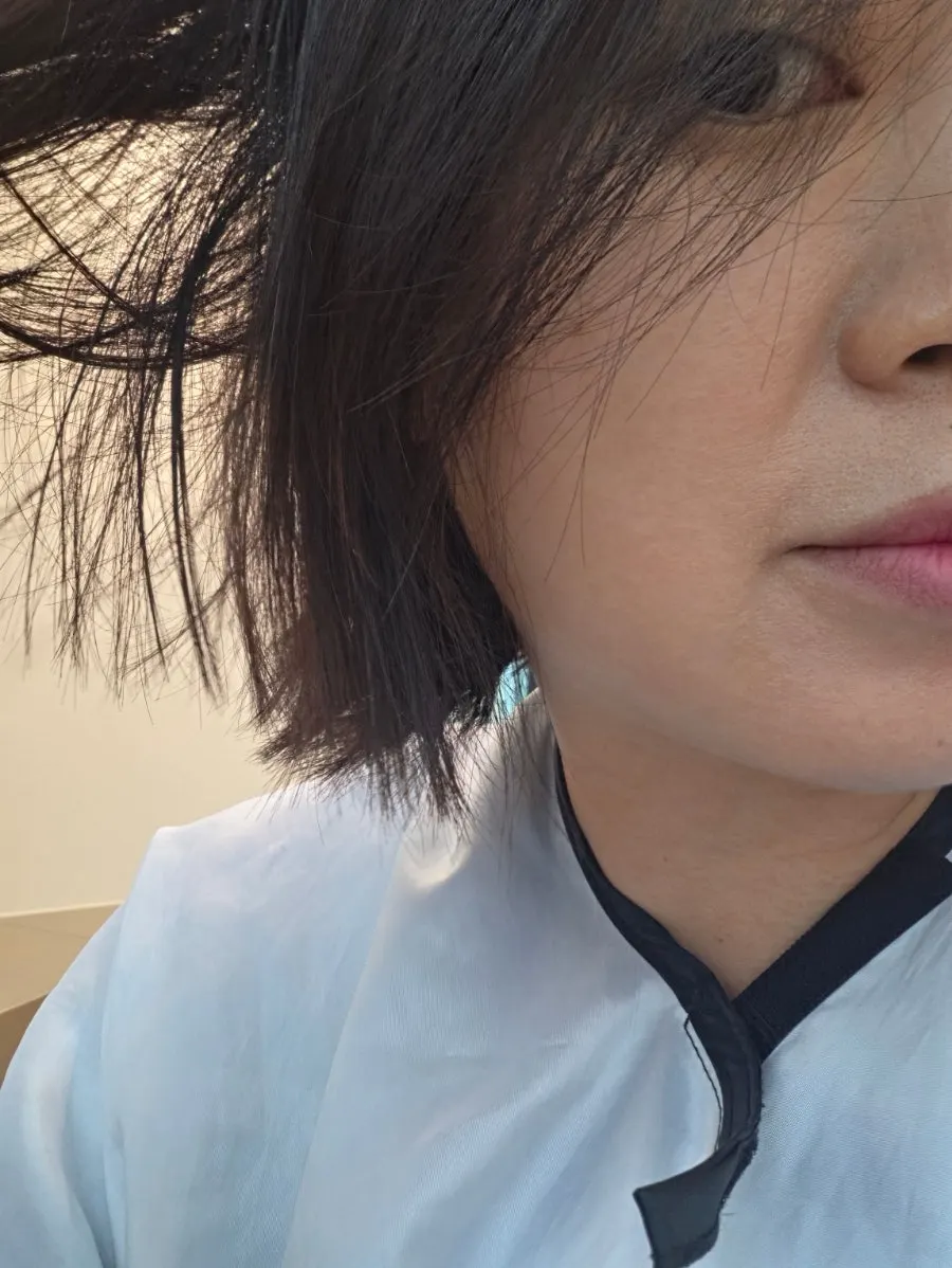 끝동이 안으로 말린 단발 실루엣