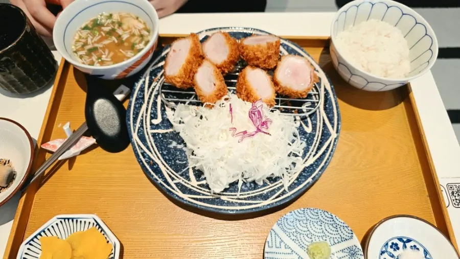 정갈하게 차려진 돈카츠 접시