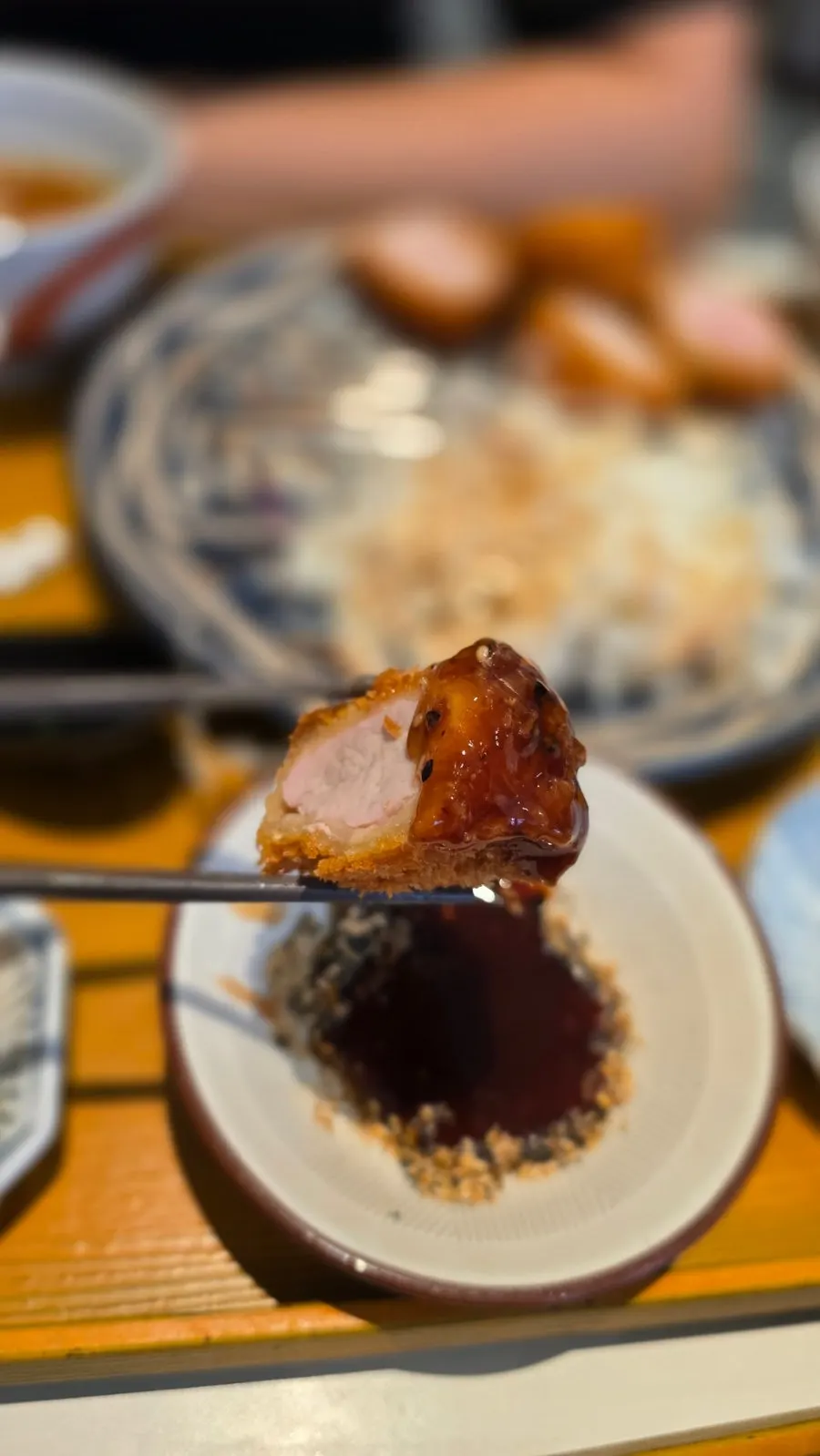 여러 카츠를 담은 모듬 접시