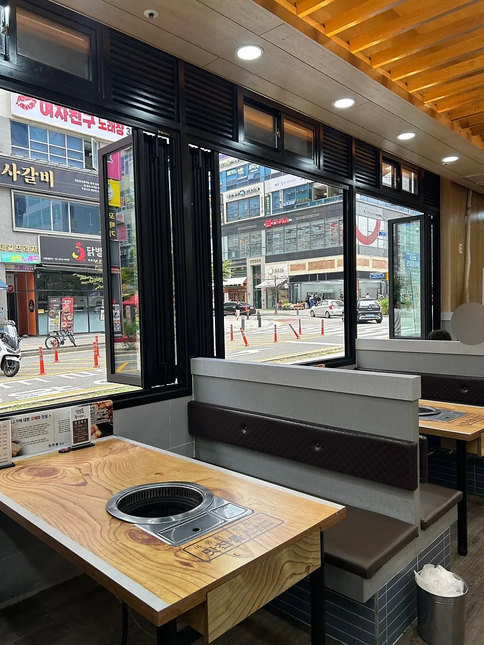 좌석이 넉넉한 고깃집 내부 테이블