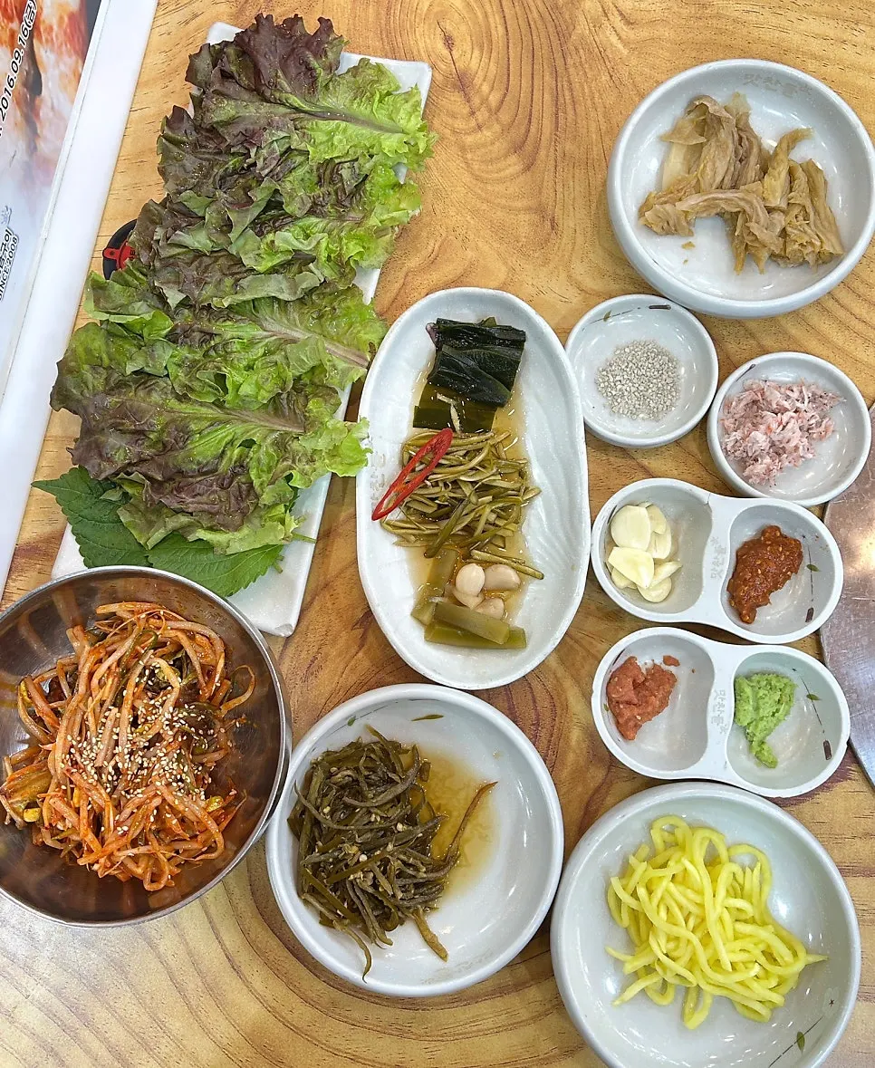 테이블을 채운 다양한 밑반찬