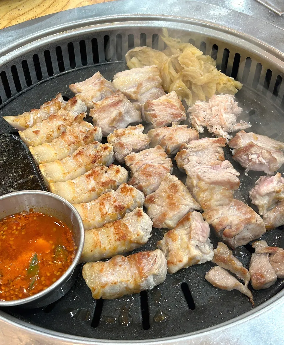 불판에서 구워지는 숙성 목살과 오겹살