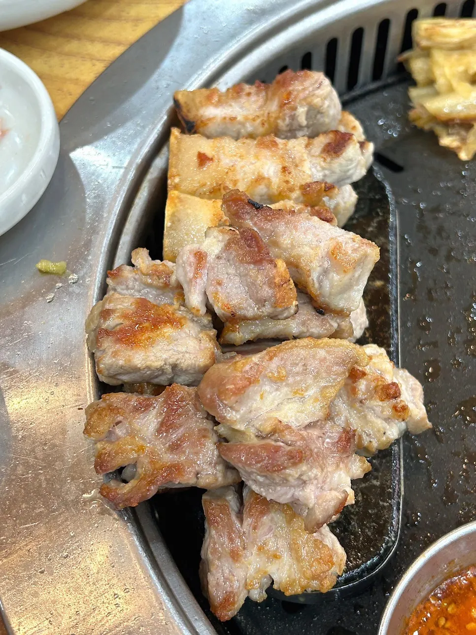 직원이 만들어준 밑반찬 꿀조합 한 입