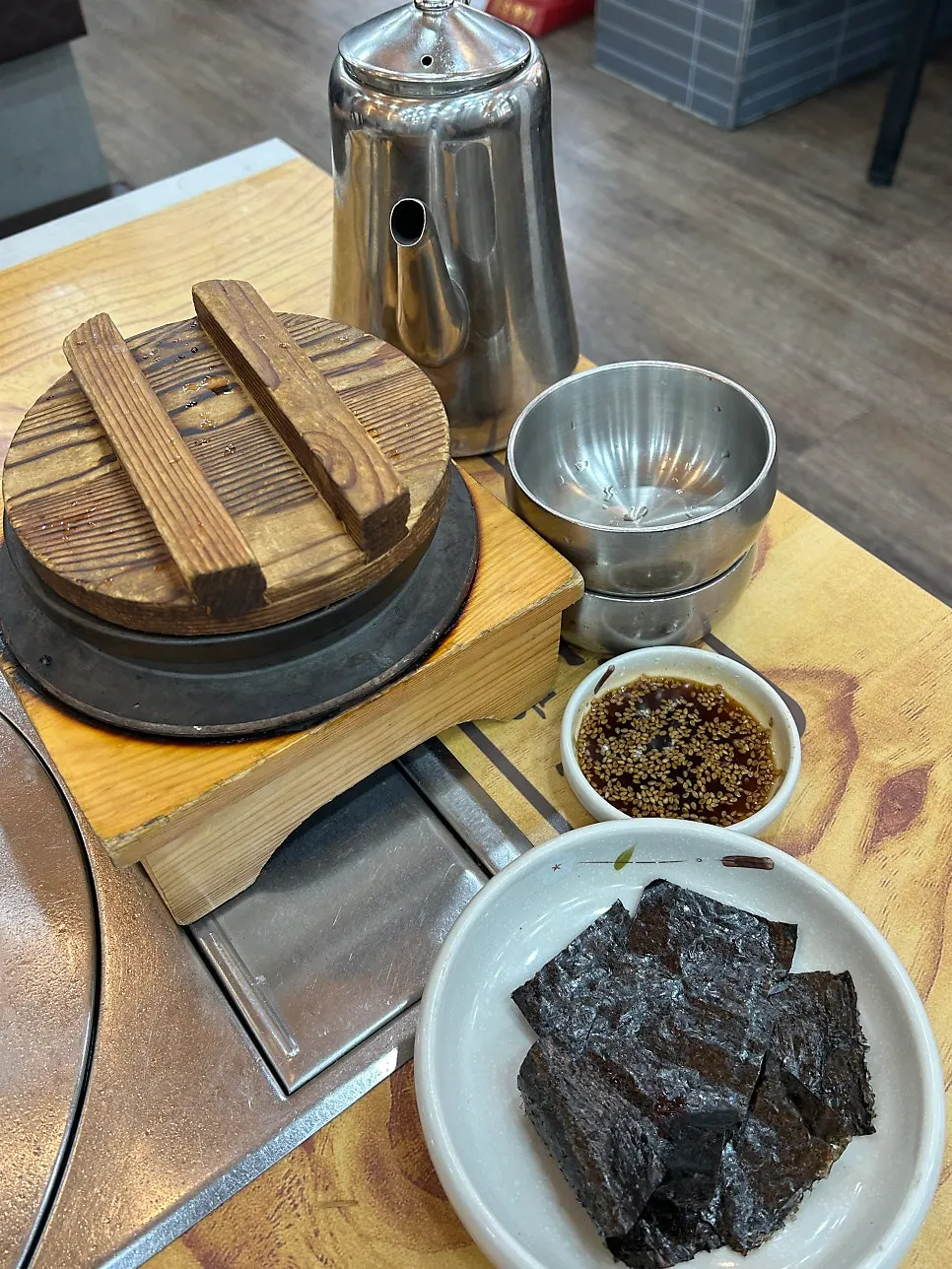 여러 반찬과 함께한 고기 상차림