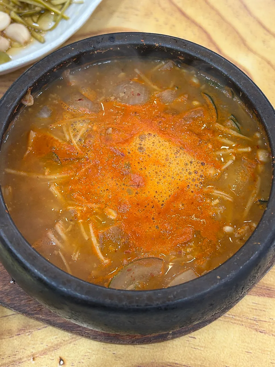 숭늉을 부어 만든 돌솥밥 누룽지