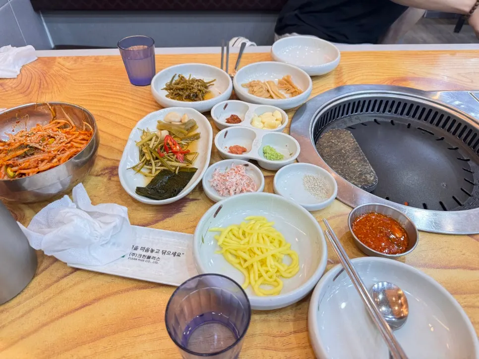 예약 좌석이 있는 넓은 매장