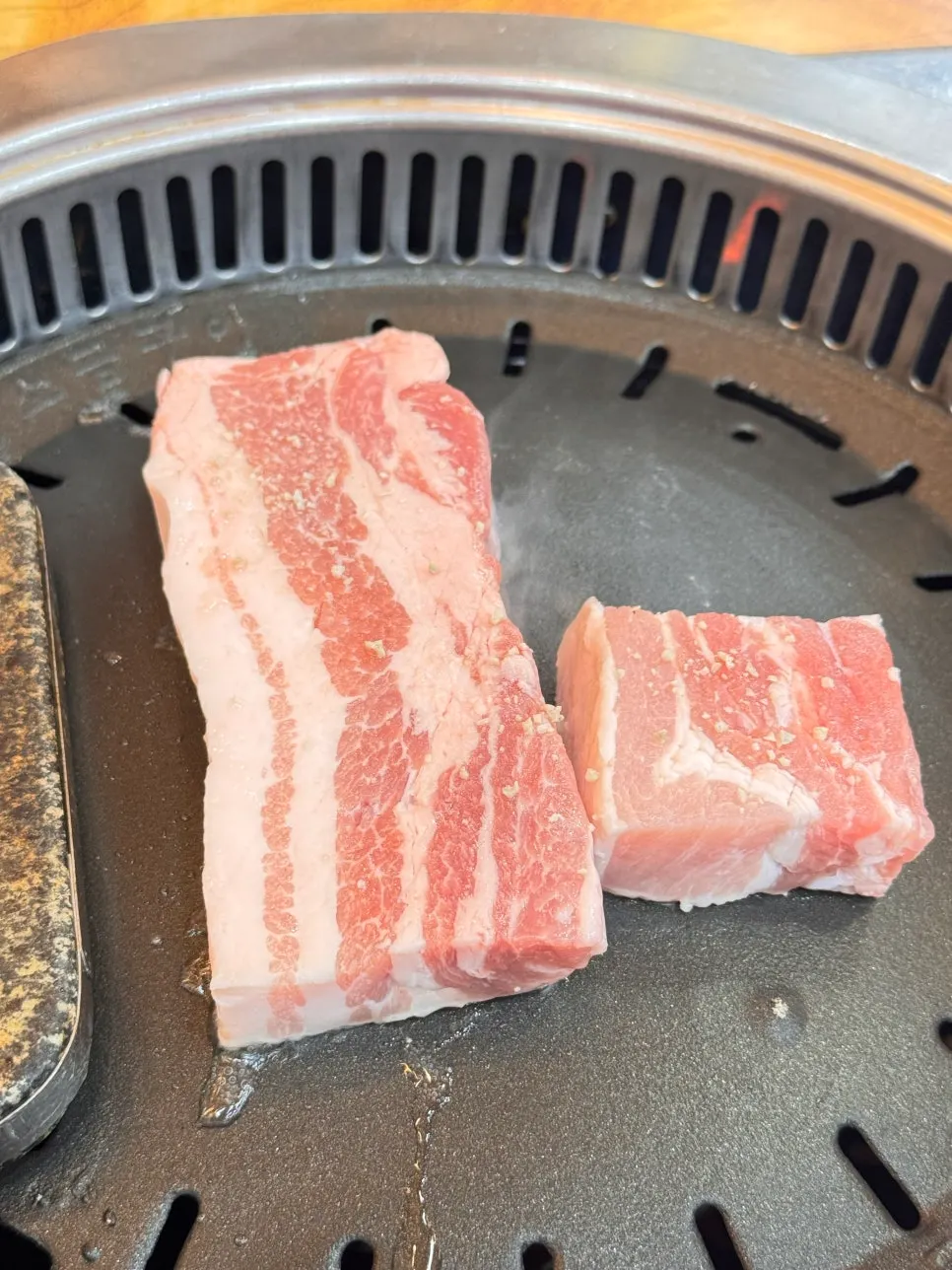 두툼한 숙성 생삼겹살