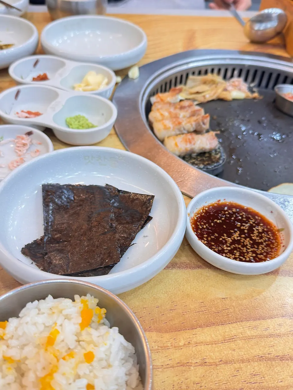 따뜻한 물을 부은 솥밥 솥