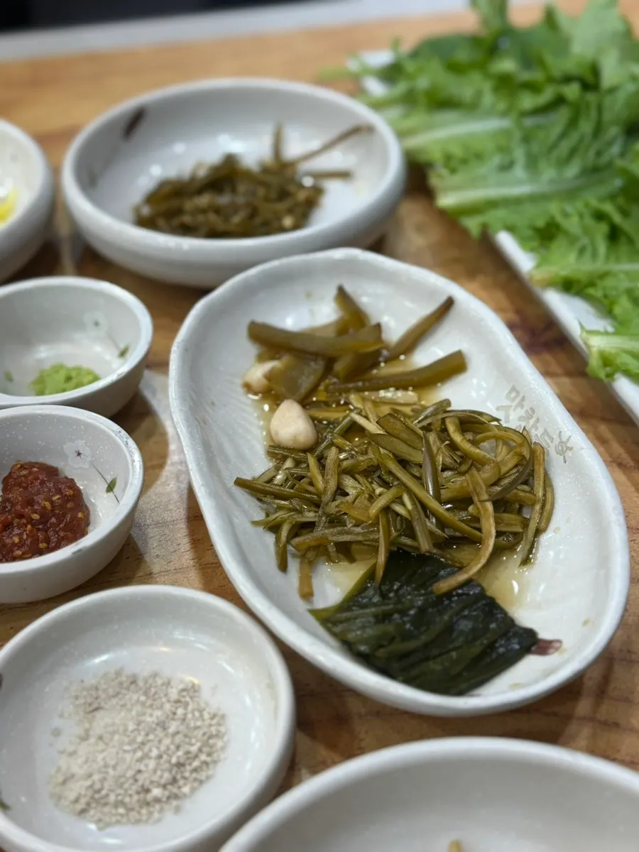 Plate of grillable baek-kimchi (white kimchi)