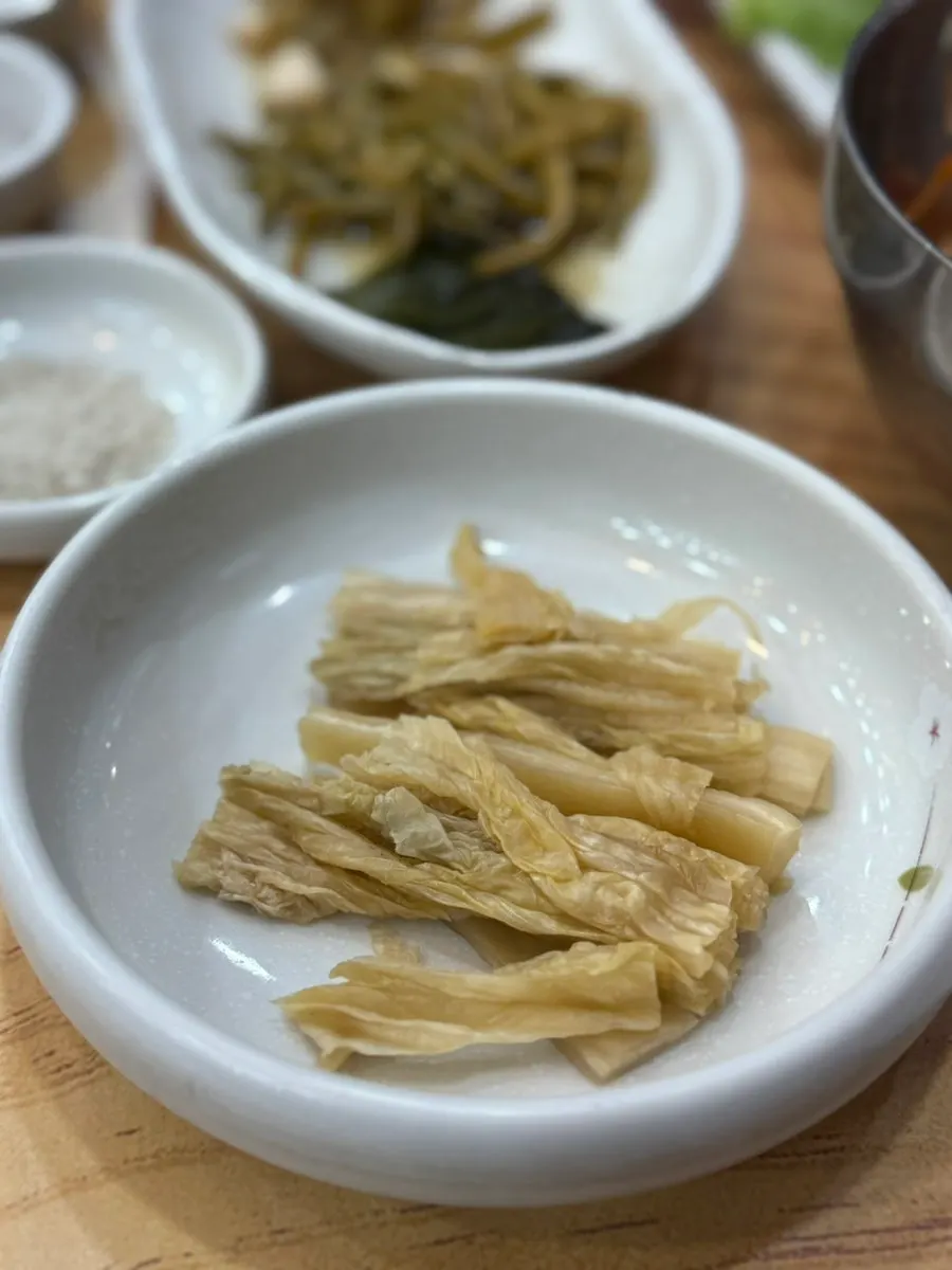 Myeong-i namul (mountain garlic leaf) and wrap side dishes