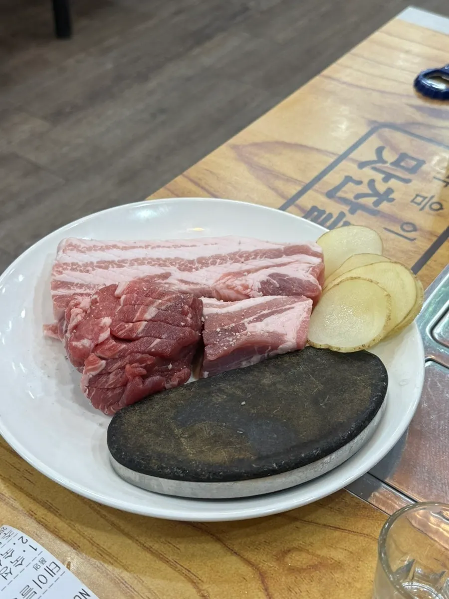 Thickly sliced aged raw pork belly