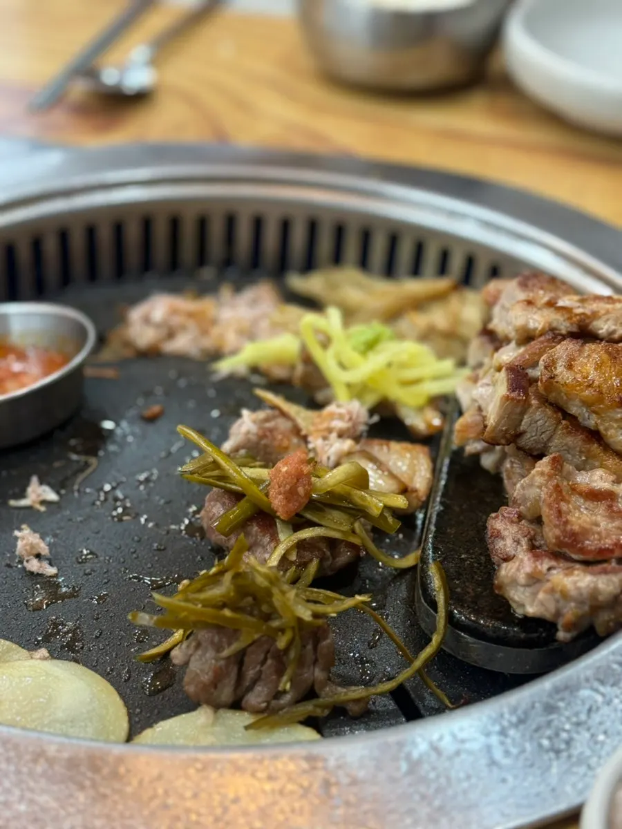Meat served with salted shrimp and baek-kimchi