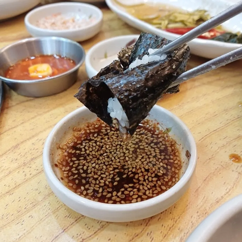 Stone-pot rice served with seaweed and soy sauce