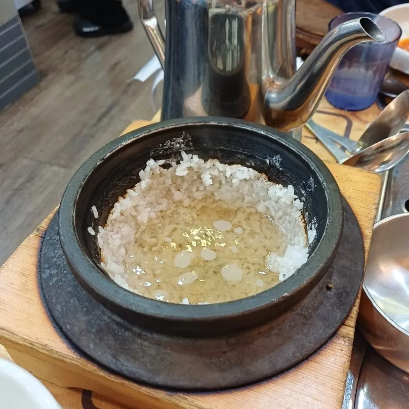 Rice tea (sungnyung) made by adding water to the stone pot