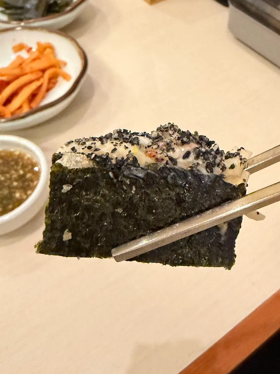 테이블 간격이 넉넉한 옥련갈비 매장 내부