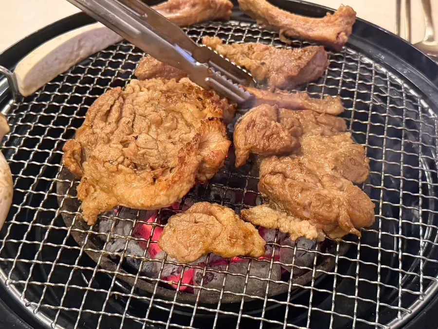 참숯 불판에 올린 유자숙성 돼지갈비
