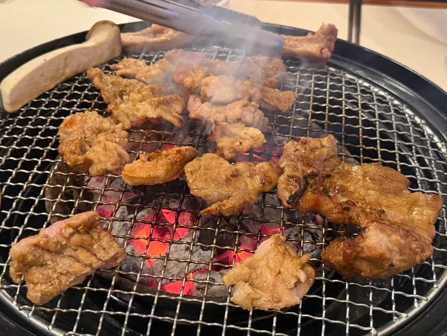 직원이 구워주는 지리산 흑돼지 유자갈비