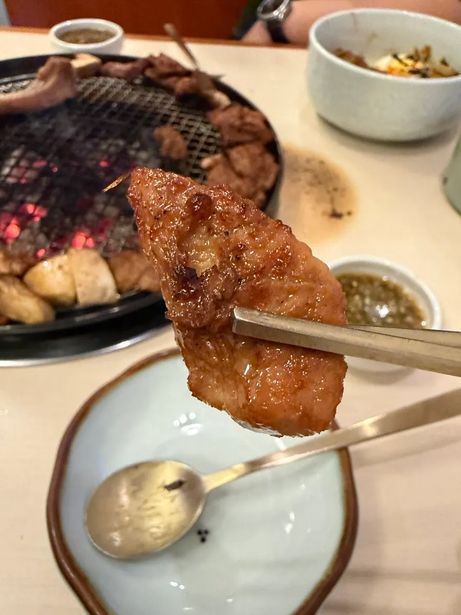 노릇하게 구워진 유자갈비 한 점