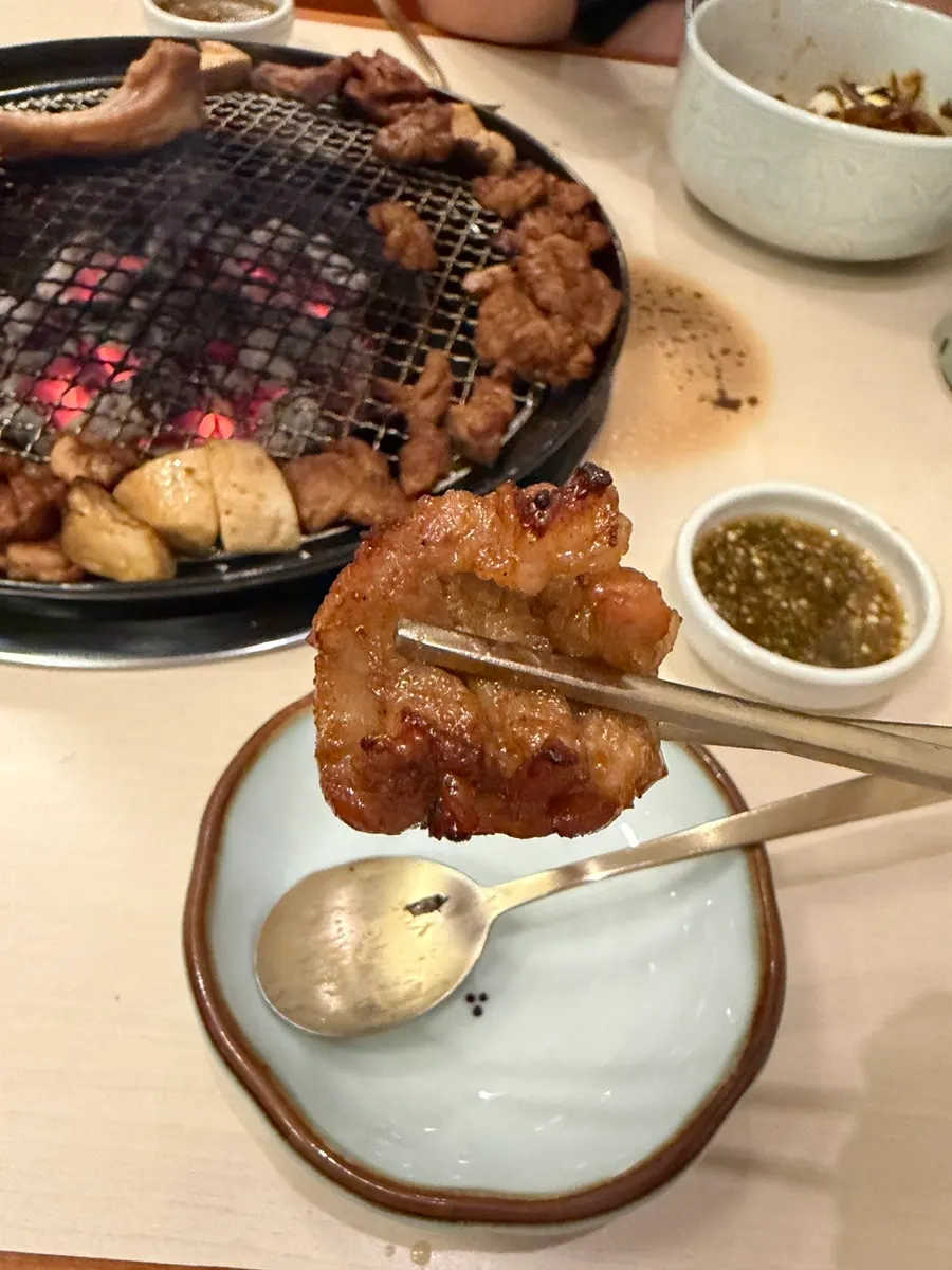숯 향이 밴 유자숙성 돼지갈비 클로즈업