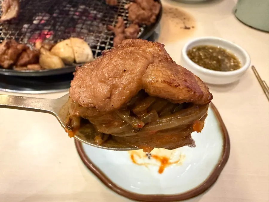 다진 마늘 향이 올라오는 비빔막국수