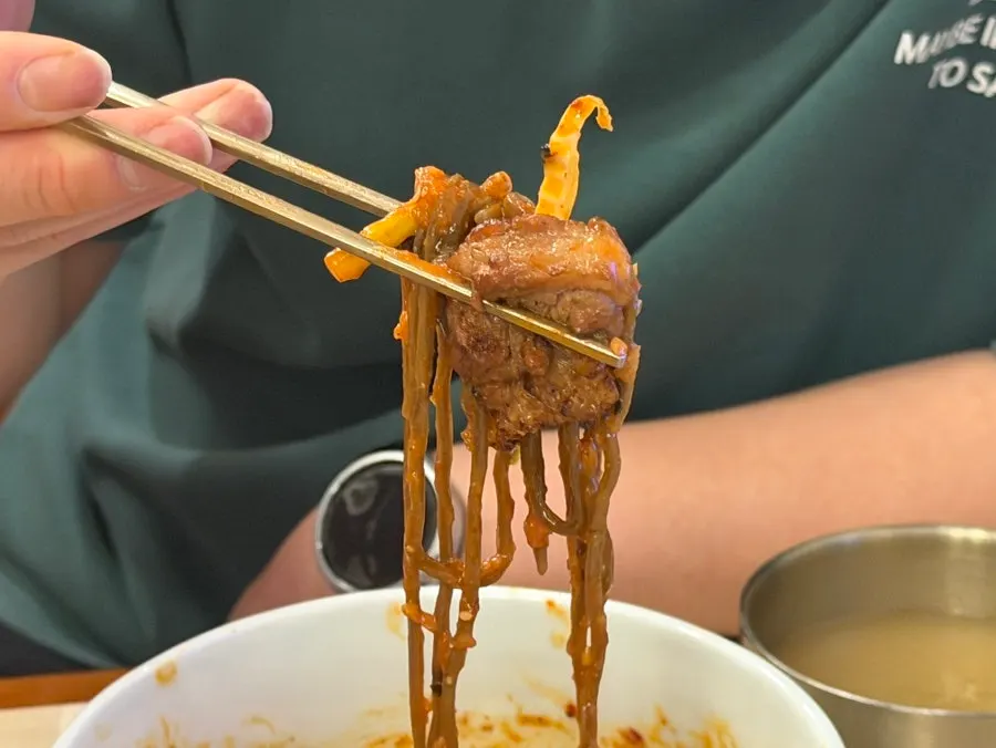 비빔막국수와 유자갈비 한 점 조합