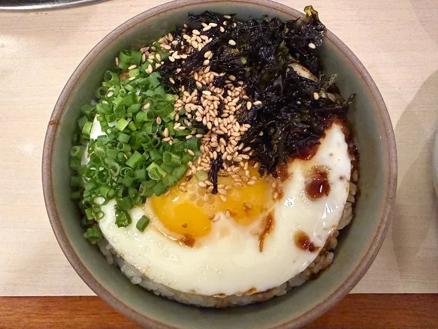 차가운 막국수 면과 구운 갈비