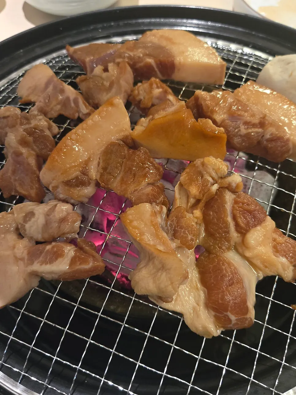 Yuzu-aged kkodeulsal on the charcoal grill