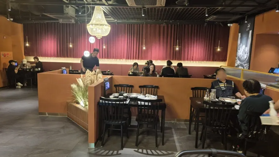 옥소반 공덕역점 매장 내부 좌석