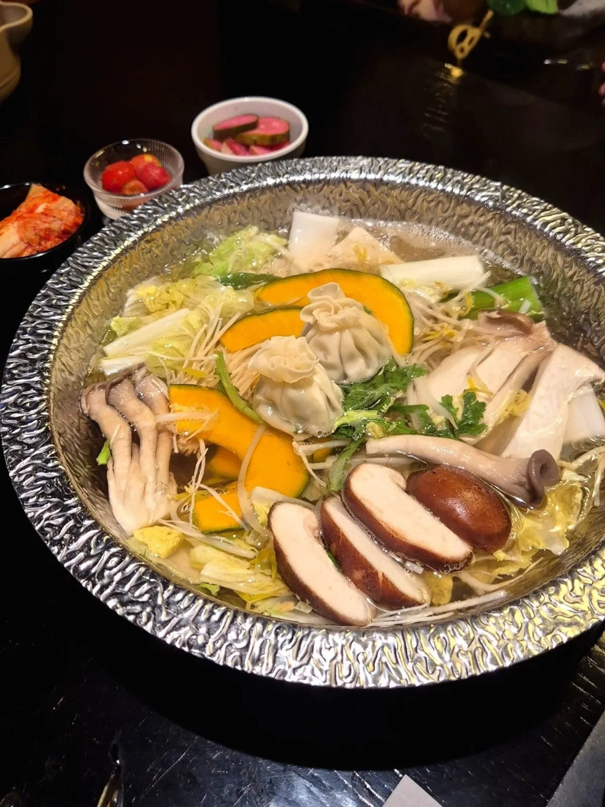 끓는 육수에 넣은 샤브샤브 야채