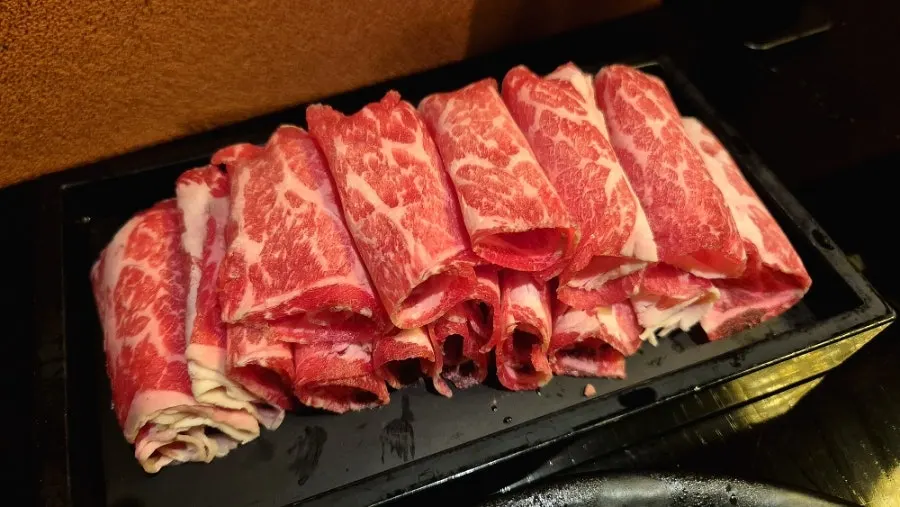 마블링 좋은 살치살 접시