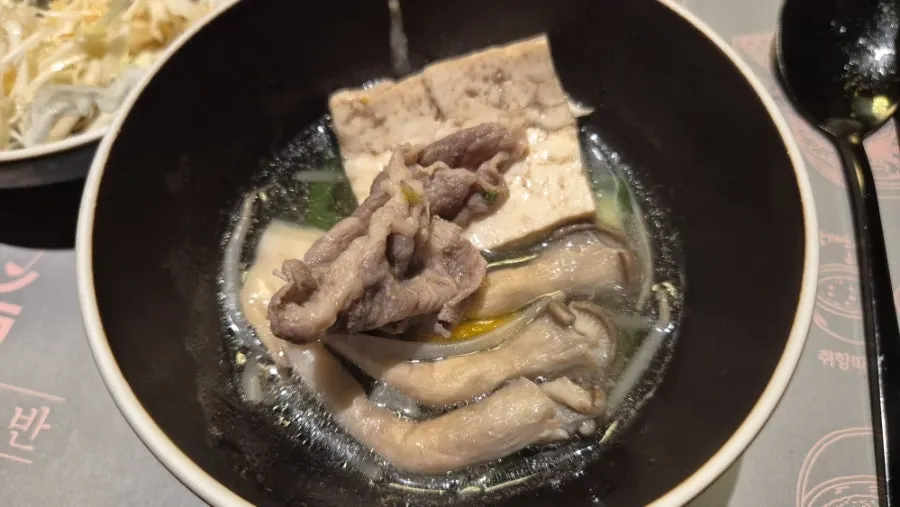 리필된 샤브샤브 야채와 냄비