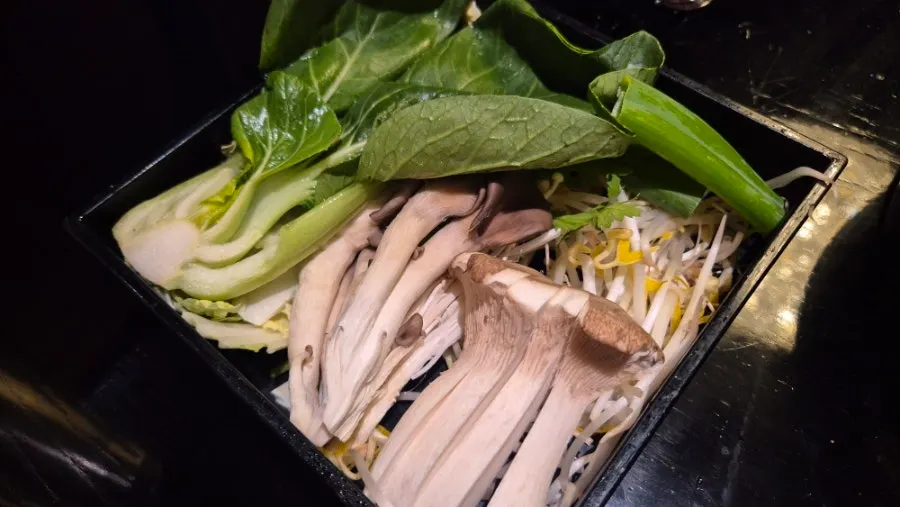 전각과 야채를 넣은 샤브샤브 냄비