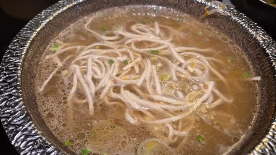 육수에 끓인 칼국수 한 그릇