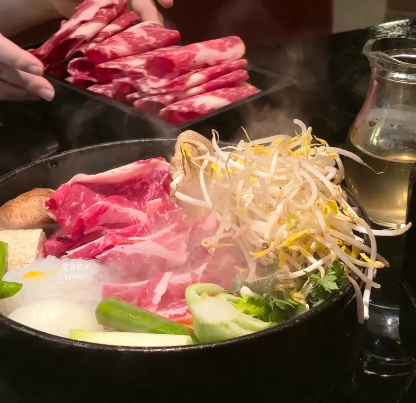 Plate of sukiyaki set meat