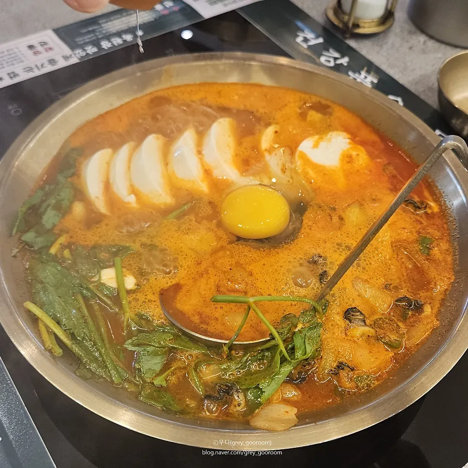 1인용 냄비에 담긴 우렁 된장전골