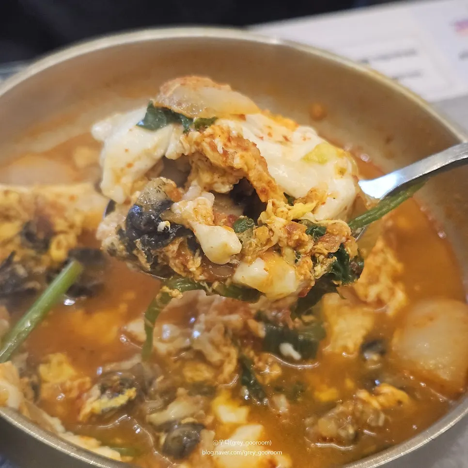 계란을 풀어 끓인 우렁 된장전골
