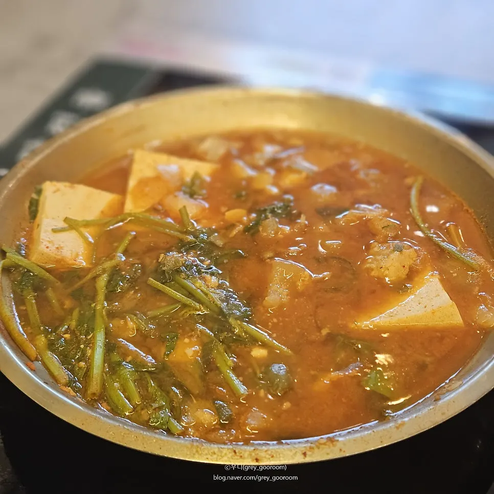 끓고 있는 스지 된장전골 국물