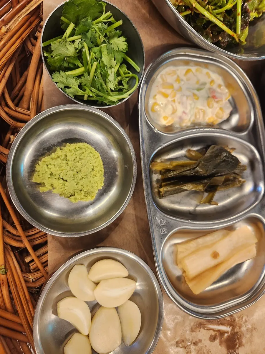 裝有豆芽菜和醃菜的小菜盤