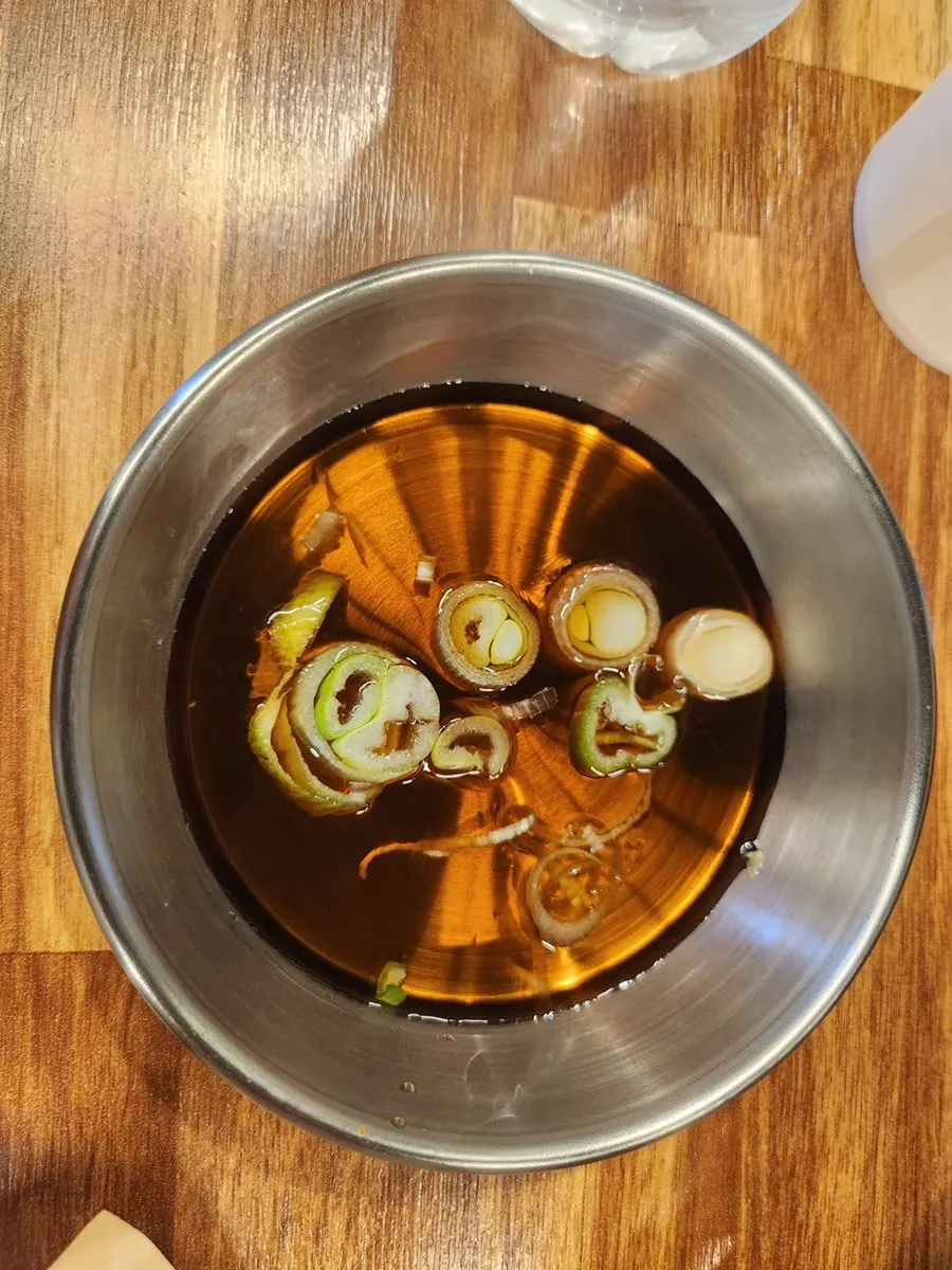 配肉一起吃的蒜頭與水芹小菜