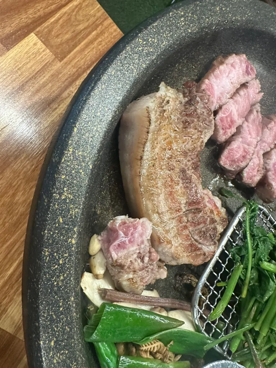 說明炭火與稻草火初烤方式的店內告示