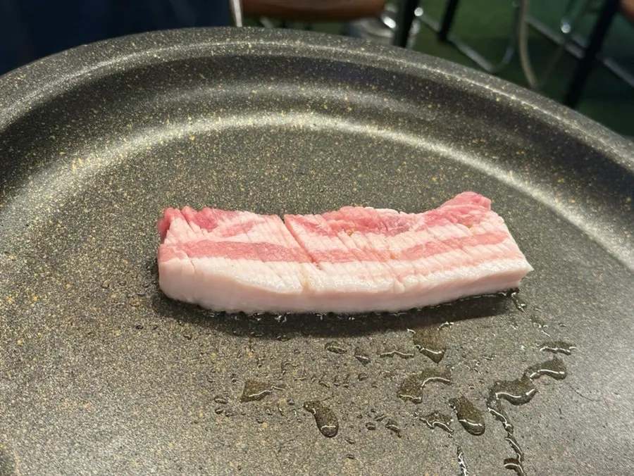 初烤完成、呈金黃色的五花肉與梅花肉