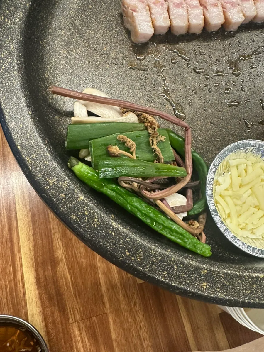烤盤上滋滋作響的厚切五花肉