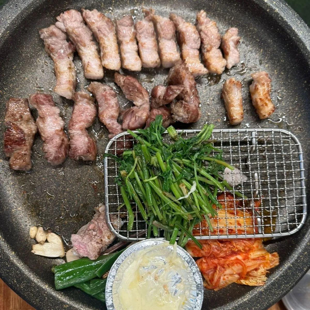 五花肉、梅花肉與水芹滿滿放上的烤盤