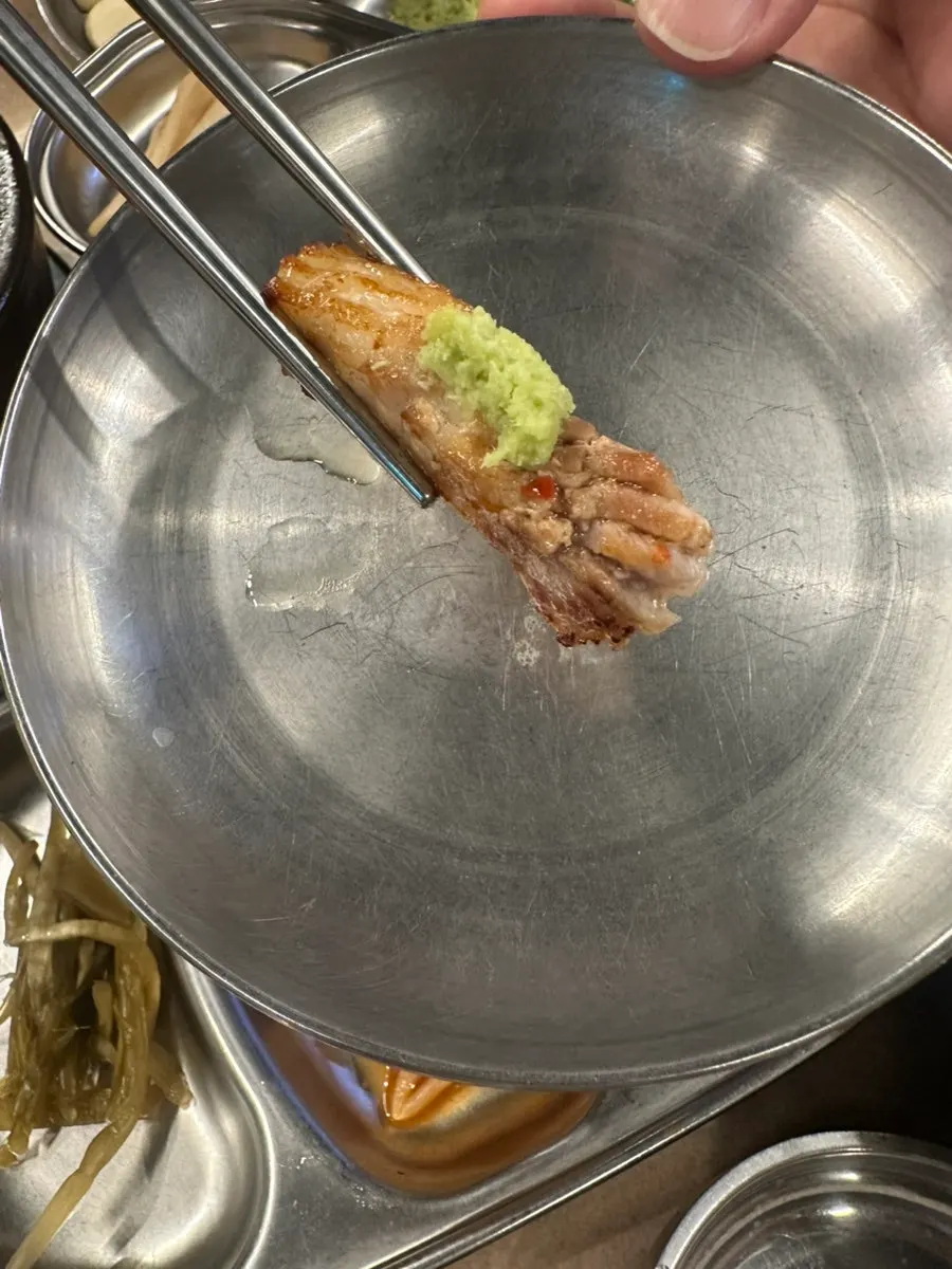 在烤盤一側烤著的蕨菜與青龍辣椒